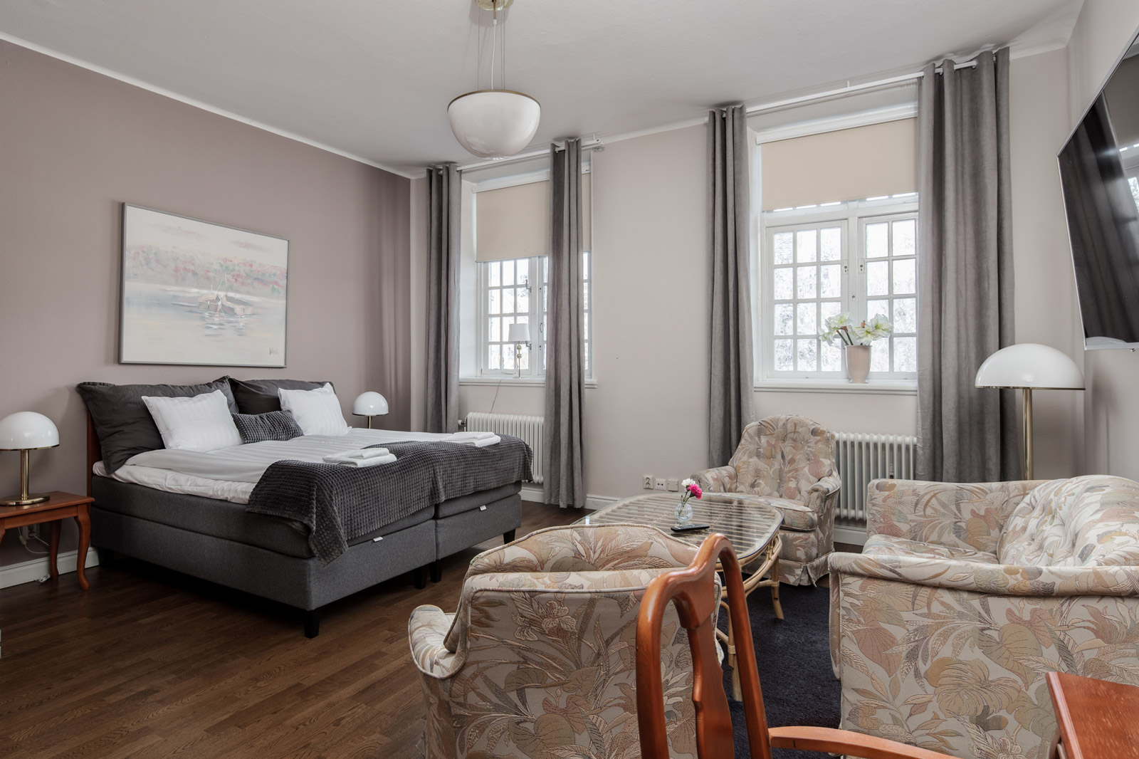 Furunäset Hotell och Konferens har väldigt stora rum som ni kan se. Får plats med både dubbelsäng och en grupp soffor med tillhörande bord.