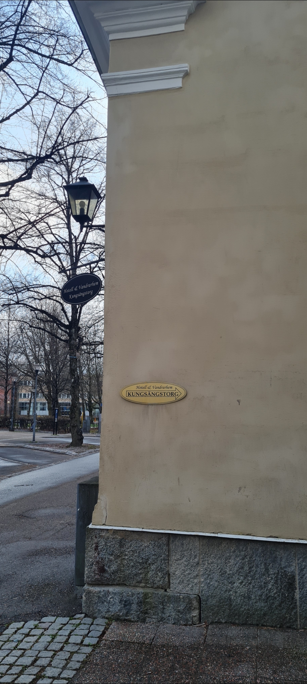 Detta hus stod ensamt på 1800 telet. Nu kan du hitta bostäder också i nära anslutning till denna centrala vandrarhem i Uppsala.