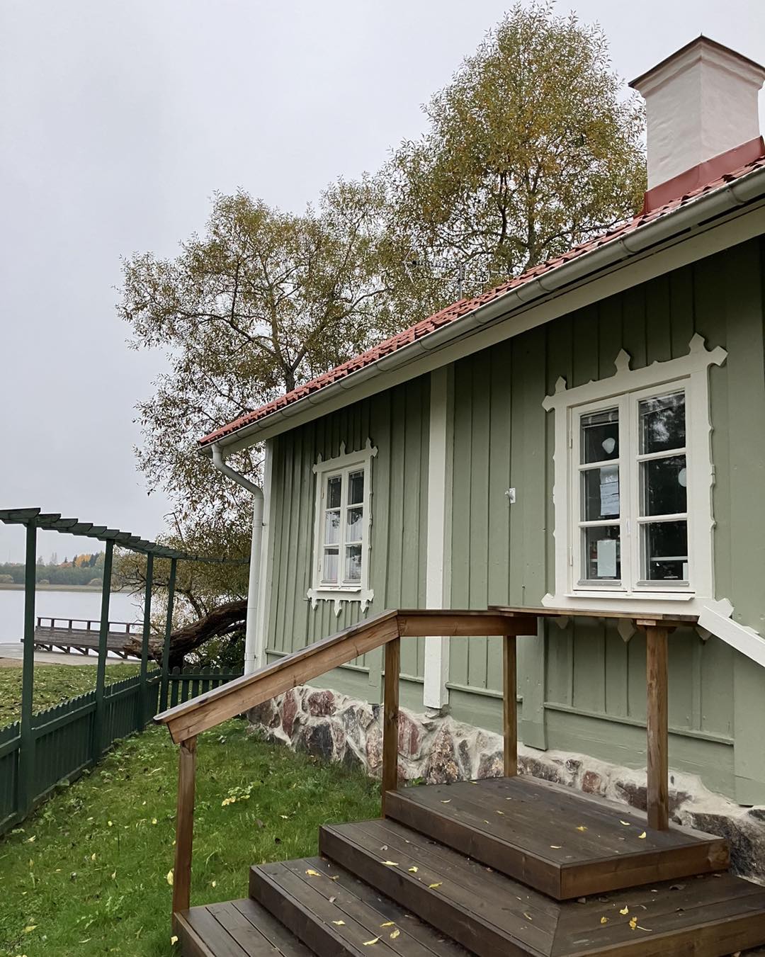 Sjöstugan håller öppet kl. 11-16. Där finns kaffe, varm choklad, bullar och smörgåsar.